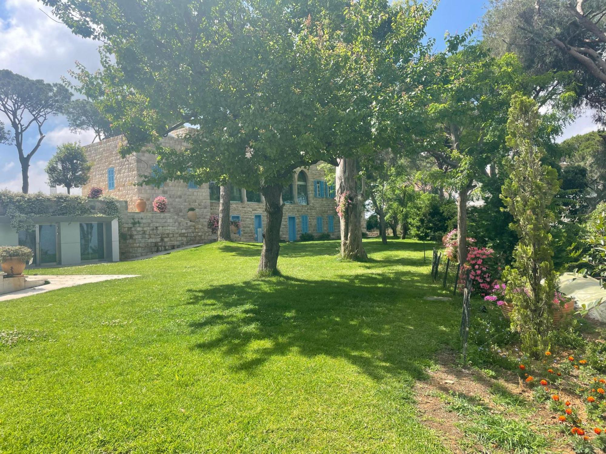 Hotel Al Bustan Beit Mery Bagian luar foto