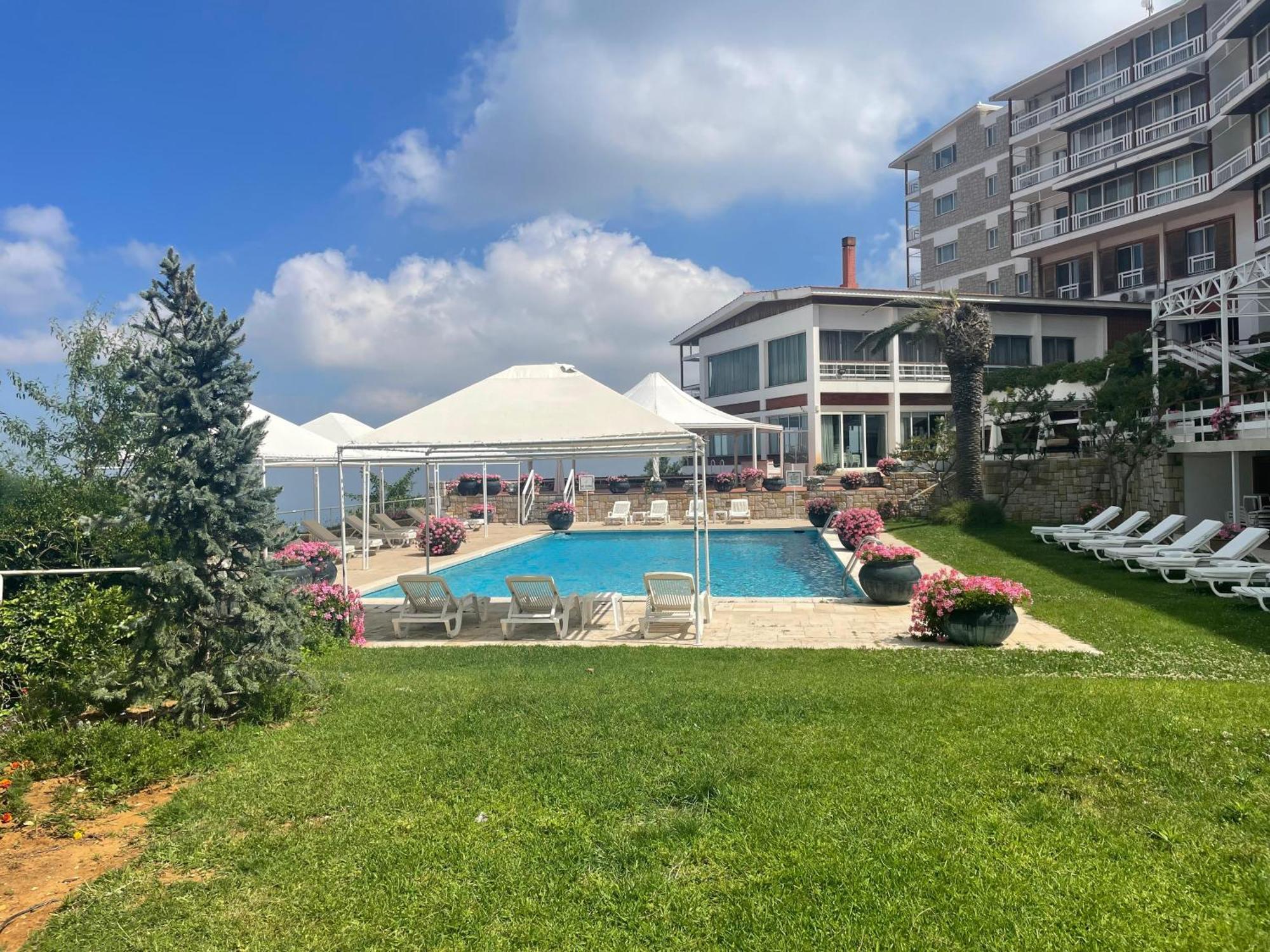 Hotel Al Bustan Beit Mery Bagian luar foto