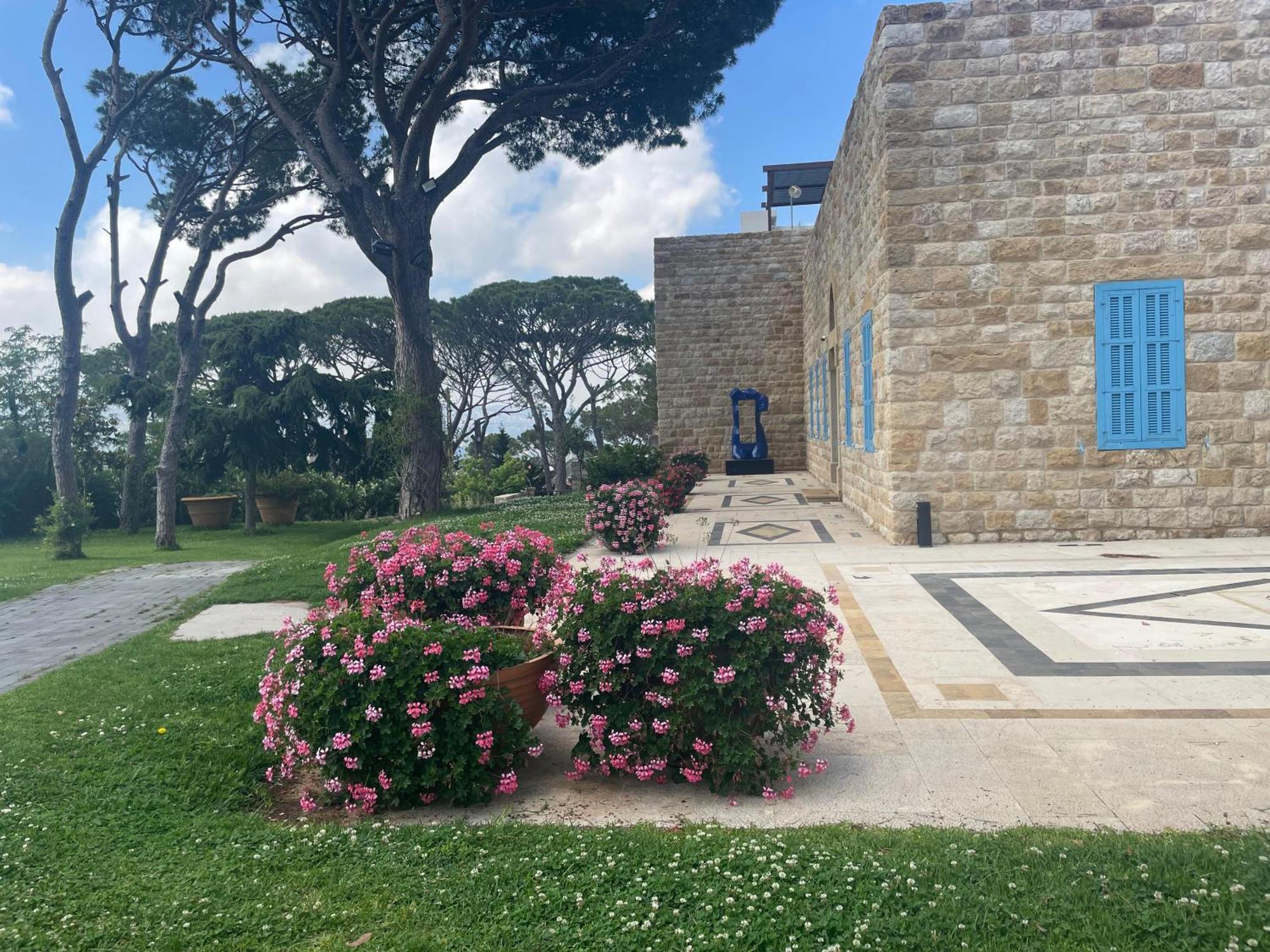 Hotel Al Bustan Beit Mery Bagian luar foto