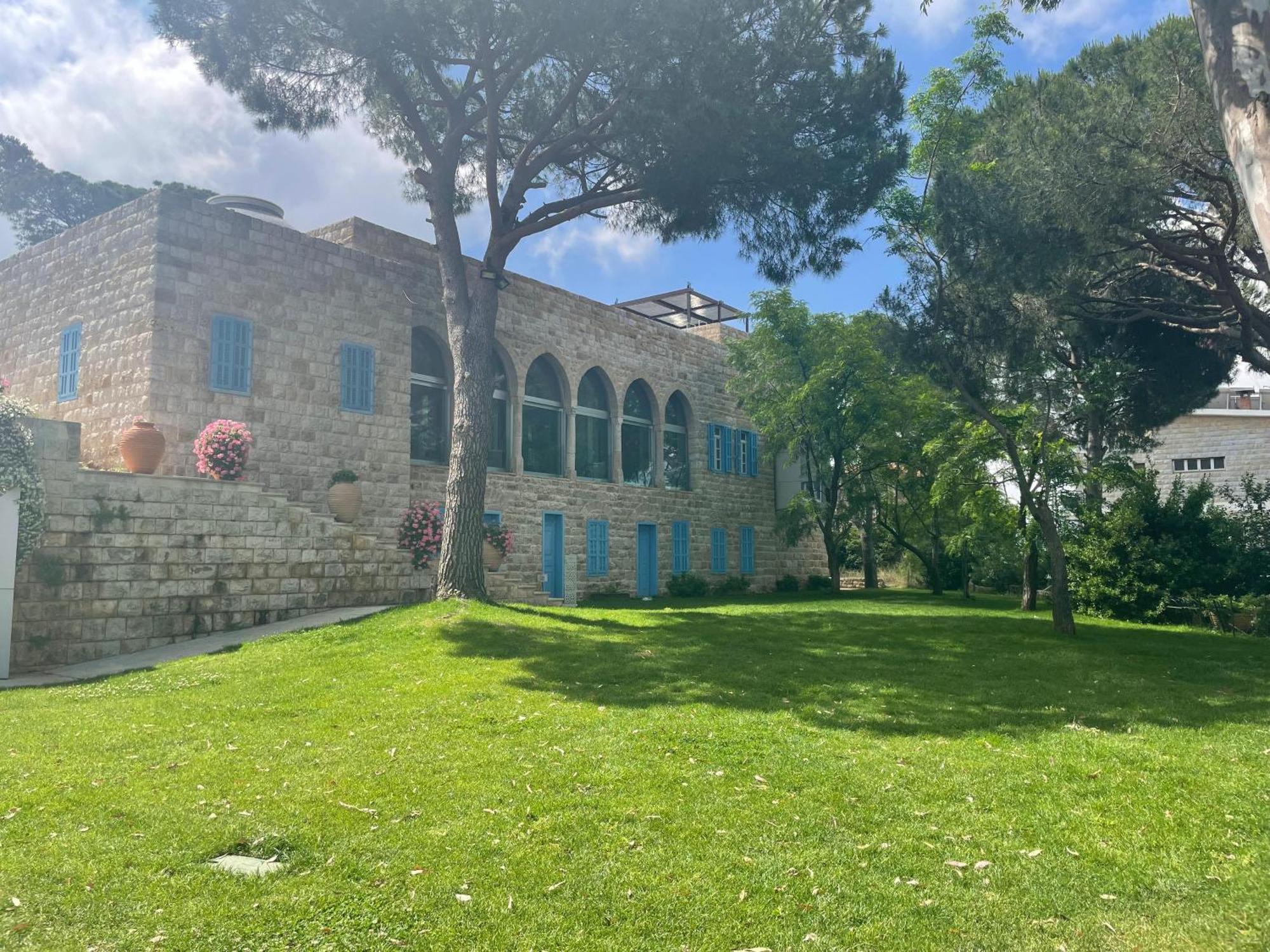 Hotel Al Bustan Beit Mery Bagian luar foto