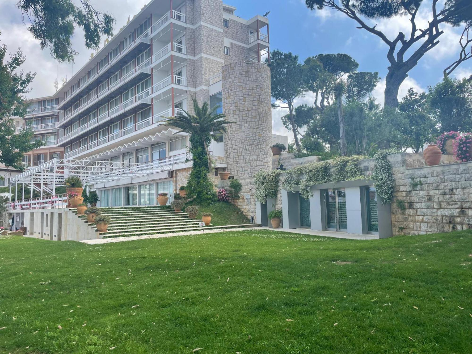 Hotel Al Bustan Beit Mery Bagian luar foto