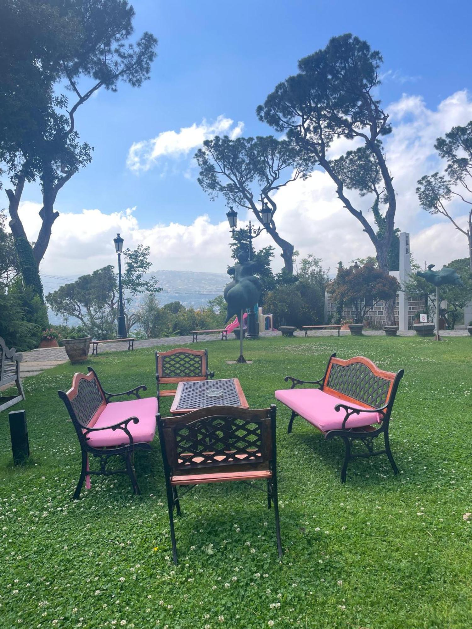 Hotel Al Bustan Beit Mery Bagian luar foto
