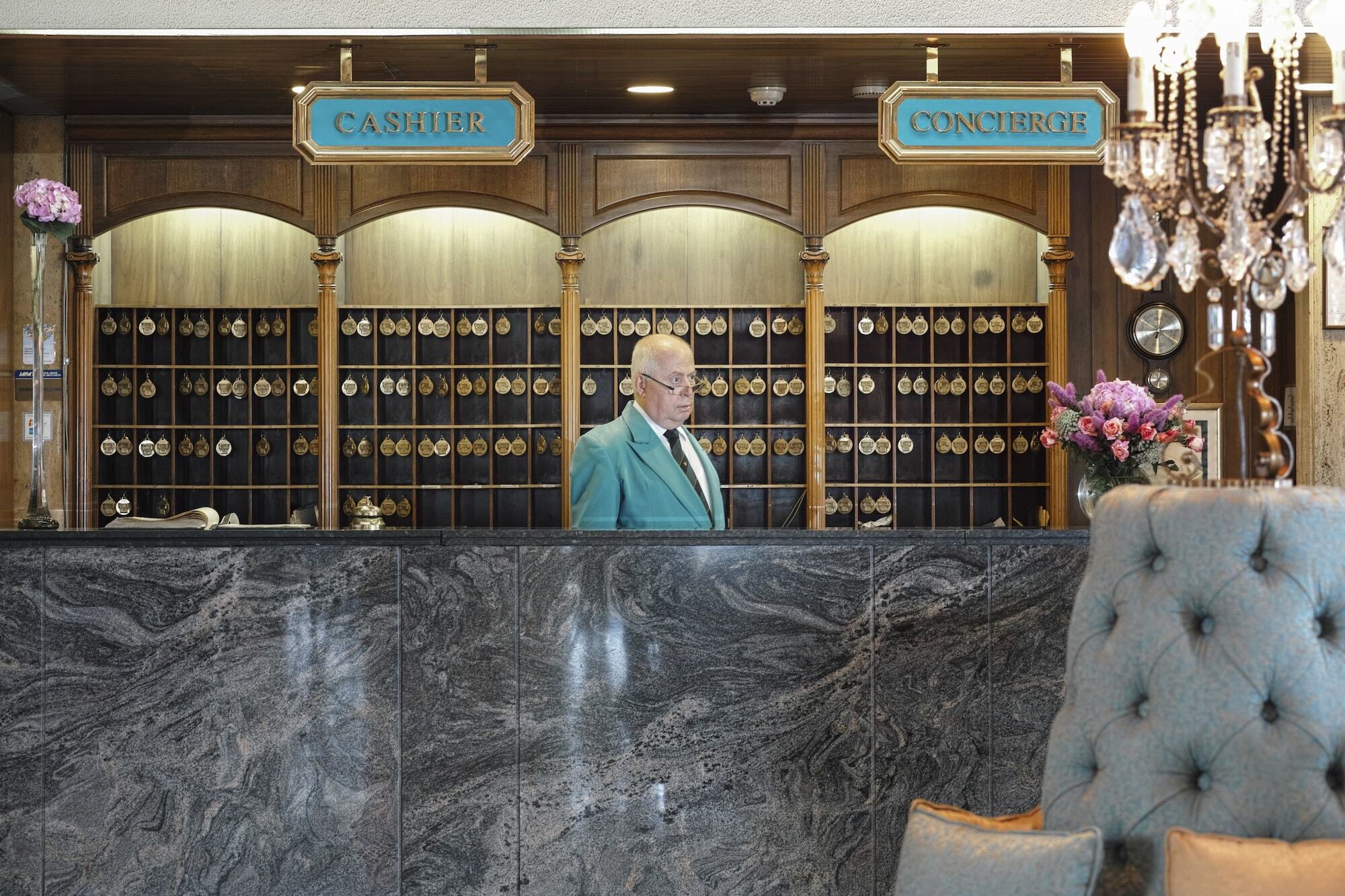 Hotel Al Bustan Beit Mery Bagian luar foto