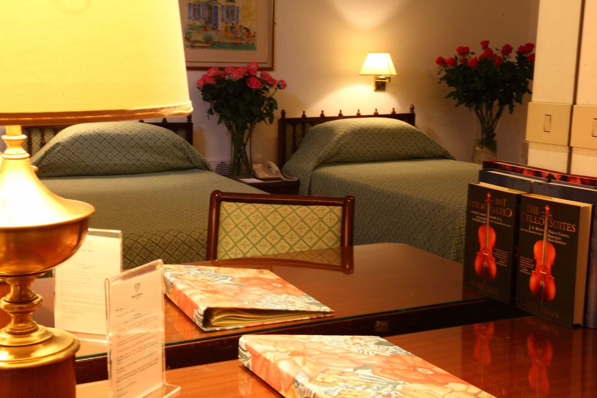 Hotel Al Bustan Beit Mery Bagian luar foto