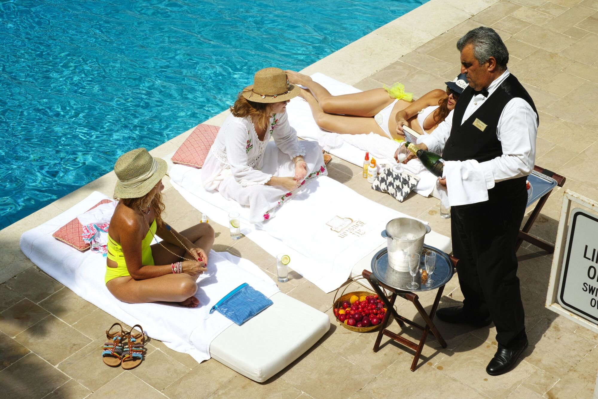 Hotel Al Bustan Beit Mery Bagian luar foto